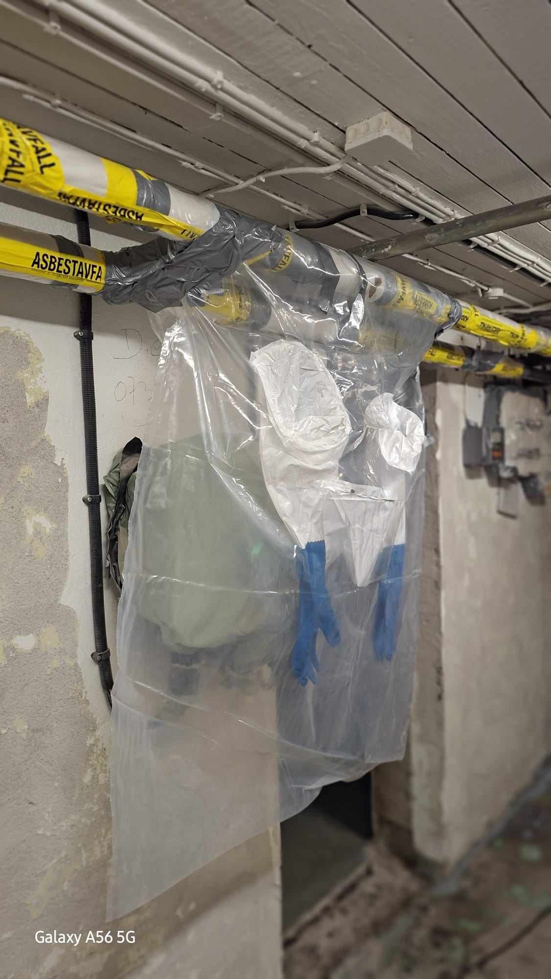 Under arbete – glovebag monterad vid kapställe
