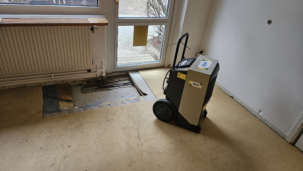Avfuktning pågår med byggavfuktare i rummet