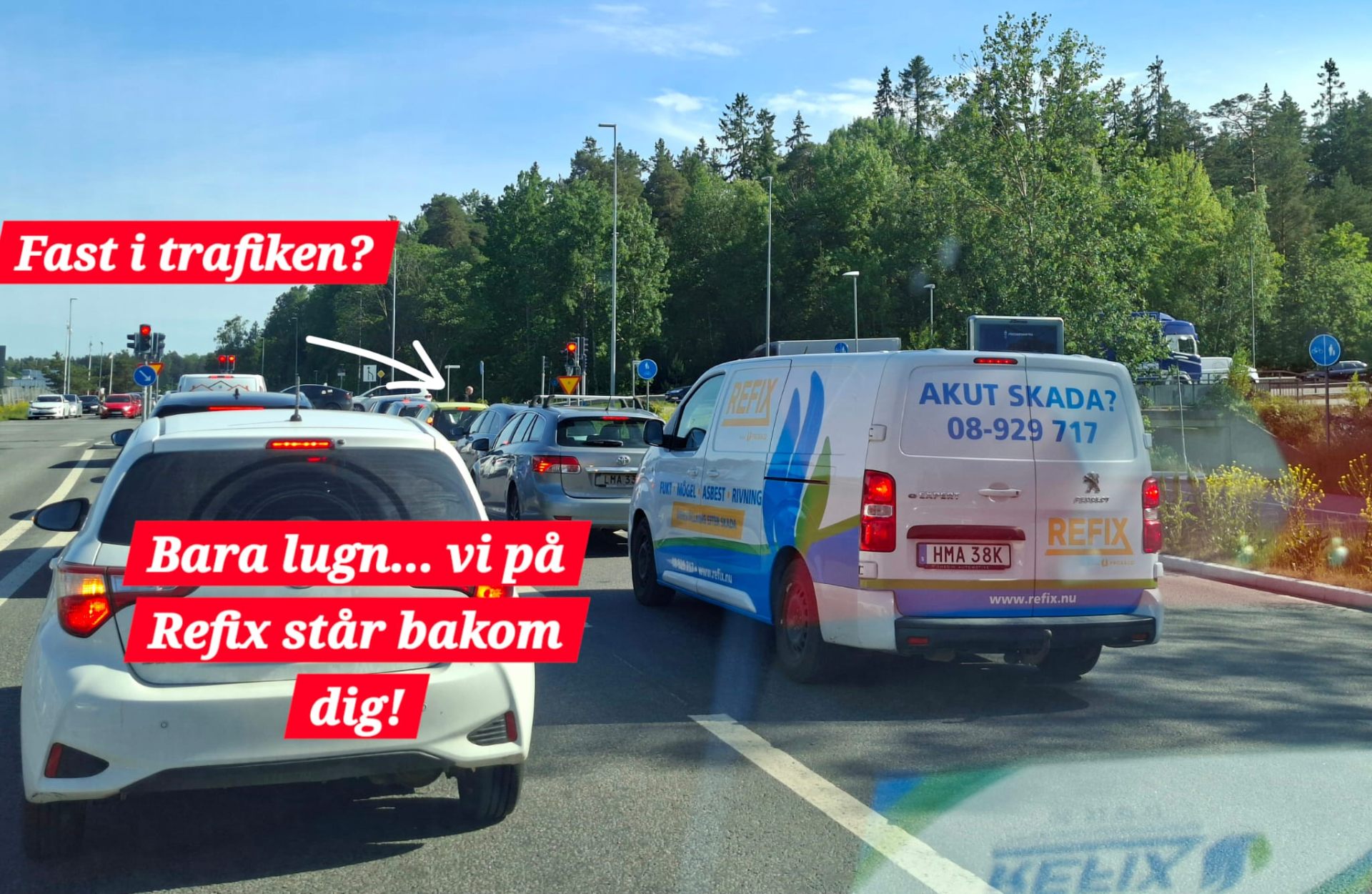 Refix skadesaneringsbil i trafiken i Järfälla