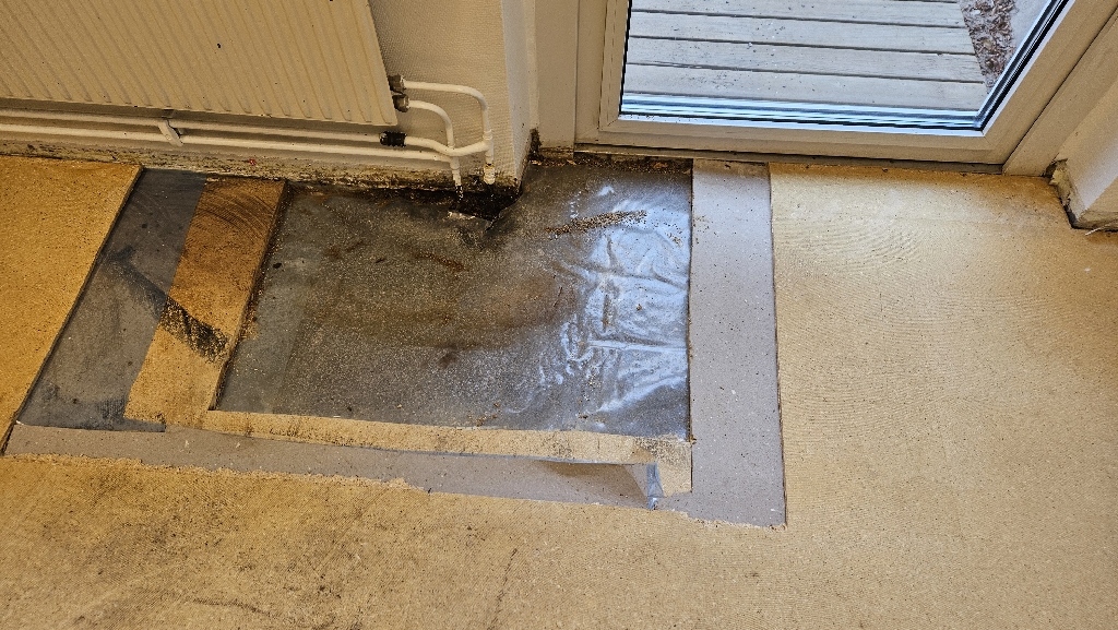 Före: Vattenskada vid radiator – Barkarby