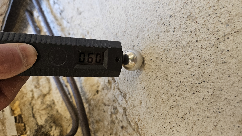 Fuktmätning av betongen under uppriven matta